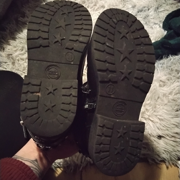 Kids Black Leather Boots with Chain Detail - Picture 6 of 6